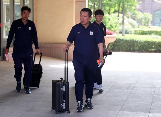 宝贝夹住乖含着吸出来男男